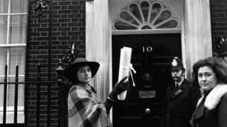 Die Schauspielerin Prunella Scales im Jahr 1975 vor Downing Street 10 in London. (Archivbild)