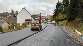 Anfang der Woche wurde die Straße am Ortseingang von Gerichtstetten asphaltiert.