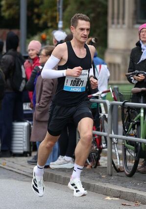 Der Tauberbischofsheimer Philipp Karpeles lief in Frankfurt den Marathon erneut in 2:23 Stunden und blieb damit bei widrigen Wetterverhältnissen nur knapp über seiner Bestzeit.