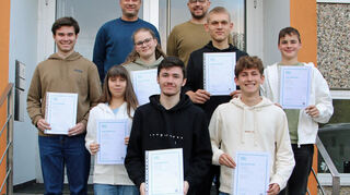 Digitale Kompetenzen erworben: Die Absolventinnen und Absolventen der ICDL-Prüfung mit den Fachlehrern Ralf Scherer (hinten links) und Yannick Reinhart (hinten rechts.