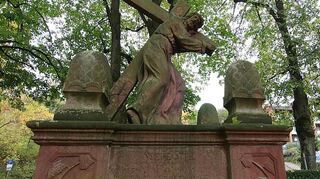Seit 300 Jahren wendet sich die leidende Christusfigur mahnend an die Passanten und fordert sie auf, über das Kreuz nachzudenken.
