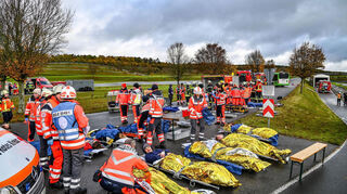 Beim Stresstest für den Katastrophenschutz im Main-Tauber-Kreis probten auf der Teststrecke des Prüfzentrums Boxberg knapp 250 Einsatzkräfte den Ernstfall. Simuliert wurde ein Massenanfall von Verletzten, die versorgt werden mussten.
