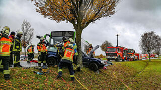 Realitätsnah simuliert: Zwei eingeklemmte Personen mussten aus dem Pkw befreit werden.