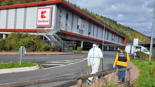 Ermittler der Kripo vor dem Kaufland-Einkaufsmarkt in Wertheim.