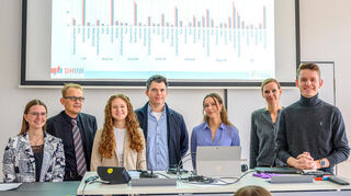 Die vier DHBW-Studierenden (vorn von links) Lara-Sabine Warmuth, Carolina Höra, Samira Tutzschke und Jan Rakow präsentierten die Umfrageergebnisse im Beisein von (hinten von links) Studiengangsleiter Prof. Dr. Boris Hubert sowie Michael Flörchinger und Julia Krupka von der Kurverwaltung.
