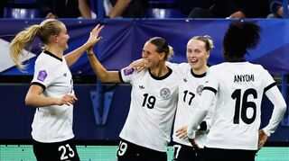 Klara Bühl (Nr. 19) freut sich über ihr Tor zum 2:1.