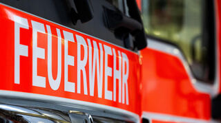Mehr als 100 Einsatzkräfte der Feuerwehren aus Niedernhall, Weißbach, Öhringen und Künzelsau sowie das THW waren vor Ort, um den Brand zu bekämpfen und eine Ausbreitung zu verhindern.