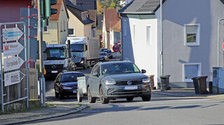 Blick in die stark befahrene Theobaldstraße in Edelfingen, während der B 290-Umleitung.