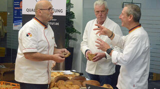 Innungsobermeister Peter Schlär (von links), Alfred Seitz (Ehreninnungsmitglied) und Brotprüfer Thomas Backenstos fachsimpeln über die Brote.
