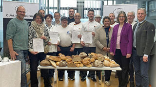 Die Bäcker zeigen stolz ihre Urkunden.