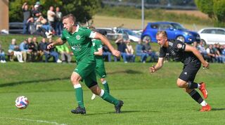 Torjäger Patrick Knüll (SV Pülfringen, im Bild links) war zuletzt wieder einmal nicht zu halten. Zum zweiten Mal in dieser Saison erzielte er vier Tore in einem Spiel.