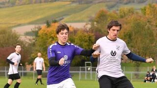 Die SpG Balbachtal (hier im Bild im weißen Trikot Spielertrainer Sandro Wolfart) ist in dieser Saison bislang eindeutig die stabilste Mannschaft in der Kreisklasse A.