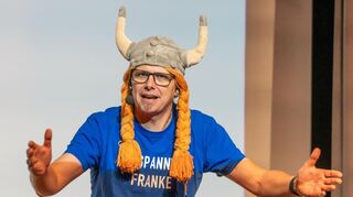 Stefan „Das Eich“ Eichner präsentierte eine Comic-Lesung von „Asterix und Kleopatra“ in der Baulandhalle.