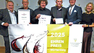 20 Medaillen für herausragende Weine: Die Weingärtner Markelsheim wurde bei der Landesweinprämierung 2025 des Weinbauverbandes Württemberg erneut mit einem Ehrenpreis ausgezeichnet. Den Ehrenpreis überreichte der Erste Landesbeamte des Main-Tauber-Kreises, Florian Busch (Zweiter von rechts). Außerdem auf dem Bild WG-Vorstandsvorsitzender Michael Schmidt, die Kellermeister Joachim Krumrey und Peter Kilburg, Weinbauvorsitzender Dietrich Rembold (links) und Weinkönigin Kim Weißflog.