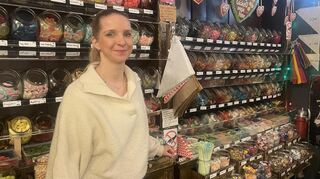 Antonia Brehme in ihrem Zuckerladen.