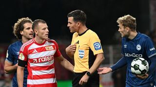 Viele Schiedsrichter, hier Harm Osmers, standen in der zweiten Pokal-Runde im Fokus.