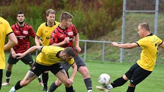 Tabellenschlusslicht SV Großeicholzheim (hier in den gelben Trikots) empfängt den Vorletzten VfR Gommerdorf II.