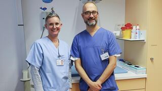 Arbeiten in der Kinderarztpraxis des MVZ am Caritas-Krankenhaus Bad Mergentheim: Dr. Christian Willaschek und die Medizinische Fachangestellte Stephanie Müller.