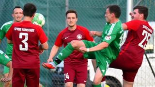 In einem wichtigen Spiel im Kampf um den Klassenerhalt trifft die SpVgg Hainstadt II (hier in Rot) bei der SpG Krautheim/Westerhausen II an.