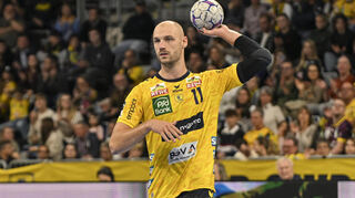 Lukas Sandell am Ball beim Spiel in der Handball Bundesliga der Rhein Neckar Löwen gegen TVB 1898 Stuttgart.