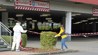 Die Kriminalpolizei bei den Ermittlungen am Tatort.