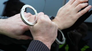 Die Polizei hat in Heilbronn fünf Jugendliche festgenommen, die im Verdacht stehen, zahlreiche E-Bike- und Rollerdiebstähle sowie Pkw-Aufbrüche begangen zu haben.