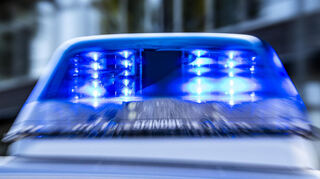 Am Fahrzeug entstand ein Sachschaden von etwa 20.000 Euro, an der Mauer und der Hausfassade rund 5.000 Euro.