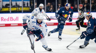 Verteidiger John Gilmour (l.) kassierte mit den Adlern Mannheim in München die nächste Niederlage.