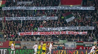 Die Augsburger Fans üben auf Spruchbändern Kritik am Weg der Vereinsführung mit Sandro Wagner.