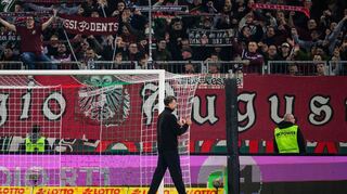 Nach der Niederlage gegen Dortmund bedankt sich Sandro Wagner in der Kurve für die Unterstützung der Fans.