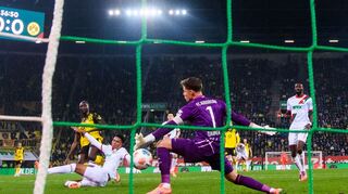 Serhou Guirassy sagt «danke». Der BVB-Stürmer beendet seine Torflaute nach einer Augsburger Slapstick-Aktion.