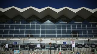 Vor dem Bahnhof, wo sich die Tragödie ereignete, legten Bürger und Studierende Kränze und Blumen für die 16 Opfer nieder.