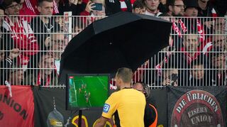 Schiedsrichter Storks studiert die Videobilder nach einem Union-Tor.