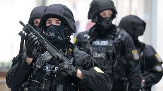 Besucher flohen, es gab Verletzte. Die Polizei sieht aktuell keine Gefahr mehr.