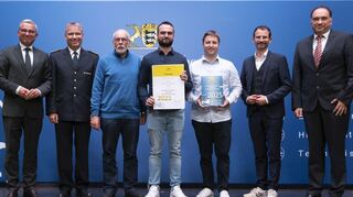 Innenminister und stellvertretender Ministerpräsident Thomas Strobl (von links), Kreisbrandmeister Jörg Kirschenlohr, Norbert Bienek (Waldbrunn), Tobias Keller und Daniel Balles von der Firma Balles CNC-Technik, Wolfram Bernhardt, Bürgermeister der Stadt Adelsheim, sowie Kämmerer Rainer Schöll.