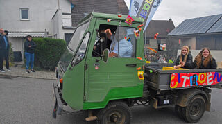 Die Bredlbude verteilte zur Freude der Zuschauer massenweise Süßigkeiten.