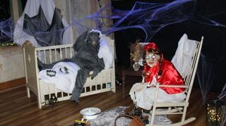 In nur zwei Wochen verwandelte sich das Merchinger Schloss, in dem ansonsten Familien-, Firmenfeiern oder Tagungen stattfinden, in ein Gruselschloss wie aus dem Bilderbuch.