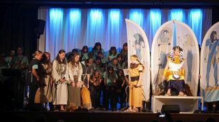 Über 70 Mitwirkende führten das Adonia-Musical „Mose – gerettet und befreit“ in der Erftalhalle auf.