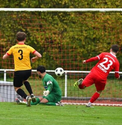 Yannick Eitelwein (rechts) trifft zum frühen 1:0.