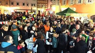 Hunderte von Zuschauern auf dem Marktplatz
