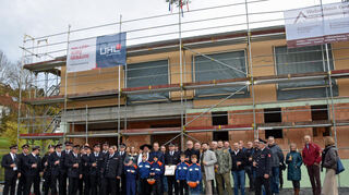 Ein gutes halbes Jahr nach dem ersten Spatenstich fand am Freitagnachmittag das Richtfest für das neue Feuerwehrgerätehaus am Ortseingang von Gissigheim statt.