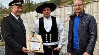 Den Richtspruch übergab Zimmerermeister Holger Walzenbach an Hauptkommandant Torsten Glock und Bürgermeister Ralf Dörr.