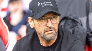 Fand deutliche Worte zum Rassismusvorfall in München: Energie-Trainer Claus-Dieter Wollitz. (Archivbild)