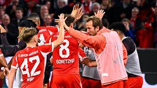 Ein seltenes Bild: Harry Kane im Reservisten-Shirt beim Münchner Torjubel.