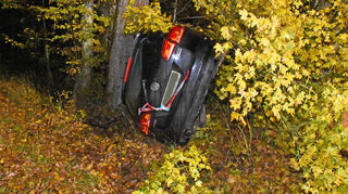 Oberhalb von Neuses, Richtung Harthausen: Sechs Stunden hing dieser VW Passat zwischen den Bäumen.