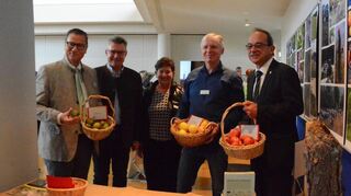 Nach der Eröffnung luden (von links:) Minister Peter Hauk, Landrat Dr. Achim Brötel, Ruth Weniger, Matthias Jurgovsky und Bürgermeister Roland Burger zu einem Standrundgang ein.