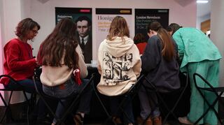 Im Foyer des Museums läuft Popmusik, während Fans Freundschaftsbändchen knüpfen.