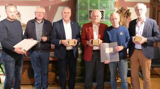 Übergabe mehrerer Erinnerungsstücke für die zukünftige Ausstellungsvitrine im Stadtmuseum (von links): Dr. Ulrich Feuerstein, Franz Ködel, Bürgermeister Joachim Markert, Dr. Dieter Thomas, Dr. Gerhard Baumann, Josef Seubert.