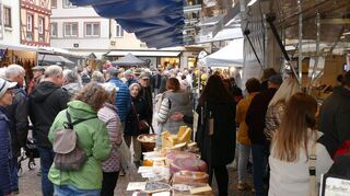 Auf dem Bauernmarkt gab es allerlei Leckereien wie eine große Käseauswahl.