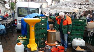 Auf dem Bauernmarkt Wertheim konnte man Erzeuger kennenlernen und die Herstellung zum Beispiel von Apfelsaft live erleben.